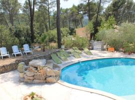 Villa Coronille calme et nature, hotel v destinaci Entrecasteaux