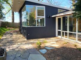 Get Ready for Spring Mid-Century Modern Relaxing, Retreat, hotel v destinaci Silver Spring