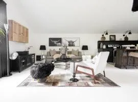 Private Pet-friendly Secret Garden Loft Oasis