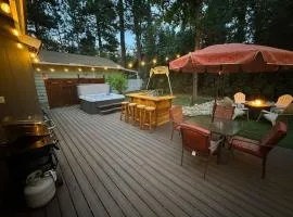 Tranquil Retreat with Fenced Backyard, Hot tub & Bar