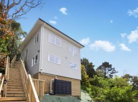 Stunning view, privacy, close to ferry & brand-new, vila v destinaci Wellington