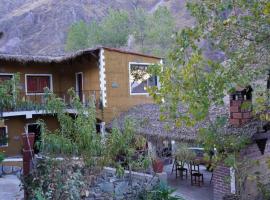 POSADITA LOS ALAMOS Alojamiento de montaña estamos en San Isidro a 8km pasando Iruya lea atentamente la descripción, casa rústica em Iruya