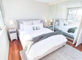 Palm Cove Villa- 2 mins walk to beach, hotel v destinaci Rockingham