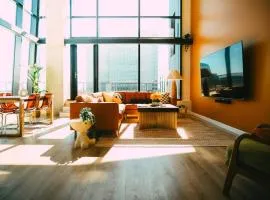 NEW Pause Penthouse Lofts - Downtown - Free Parking