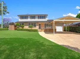 Sunny 5BR House with Private Pool in Carlingford
