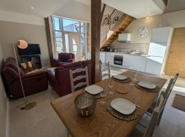 Maison de charme rénovée au cœur du Val de Loire avec parking et wifi inclus - FR-1-590-526, hotel di Chaingy
