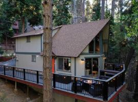 Fleming Creek Hideaway, Next to Creek, Fire-Pit!, hotel i Lake Arrowhead