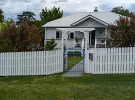 Amiens Cottage. Queenslander, charming, central.