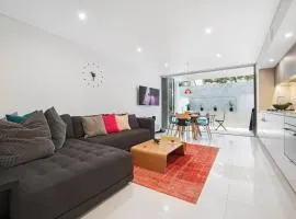 Moments to Bondi Sand - Sleek and Modern