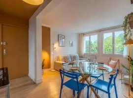 Two bedroom apartment near shops & tram