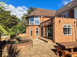 Large 4 bedroom house on the river Wensum sleeps 13, hotel in Earlham