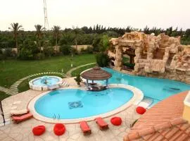 Waterfall Zoo Lodge Deluxe Suite 1