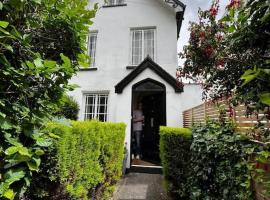 Stunning Town house with parking, fire, games room, hotel v destinaci Topsham