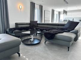 Ferienwohnung Black White, hotel v destinaci Raubling