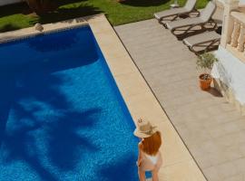 La Renda Mediterranean Villa - Beach, Jávea Port and amenities within walking distance, hotelli kohteessa Jávea