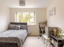 Large Double Room & Private EnSuite Bathroom, Badbury Park, Swindon, Near Great Western Hospital