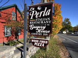 La Perla Restaurant & Country Inn, hotel in Averill Park
