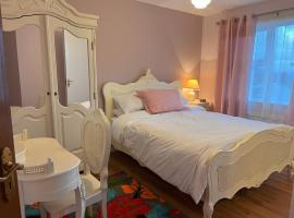 LILY'S LODGE - Beautiful Central Buncrana Home, cabin in Buncrana