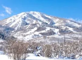 KBM Resorts The Mason Free Deer Valley East Shuttle 3 min drive to Deer Valley East Balcony with gorgeous views pool hot tubs gym MAS-2062