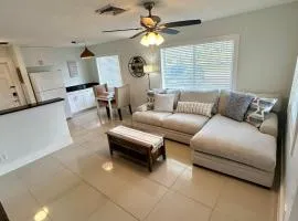 2 min walk to beach with free parking at Lauderdale 17-1