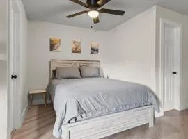 Queen Bed Modern Studio Apartment in Huntsville