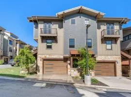 Luxury 3 BR in Canyons Village, Gourmet Kitchen, Private Hot Tub, Heated Pool, Gym, Walk to Lifts