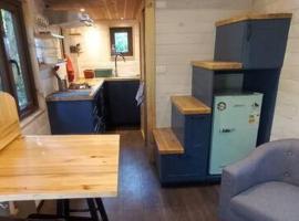 Tiny House nueva en el bosque a 6 min de Pucón, hotel in Pucón