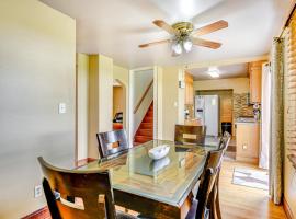 2 Mi to Walden Galleria Home with Furnished Deck!, hotel v destinaci Cheektowaga