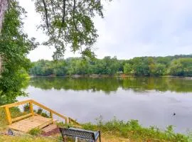 Peaceful Riverfront Retreat with Yoga and Art Studio!