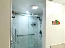 Honolulu में, होटल Pool & Jacuzzis, Free Parking, WiFi, AC, Comfy Beds, BBQ, and Great View