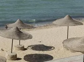 شاليه فيلا فندقي سياحي علي البحر مباشرة بحديقة خاصة