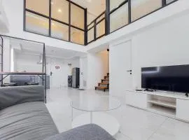 Spacious and Elegant 3BR Loft at Kingland Avenue Apartment By Travelio