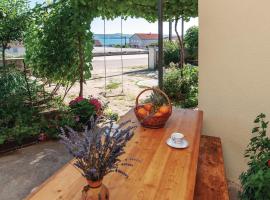 One-Bedroom Apartment In Maslenica, hotel in Maslenica