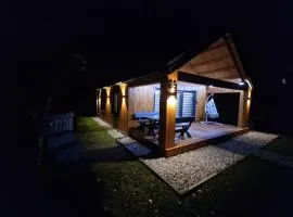 Naujai įrengtas atostogų namelis su kubilu ir pirtimi