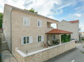 Apartments with parking space Postira, Brac - 2948, hotel v destinaci Postira