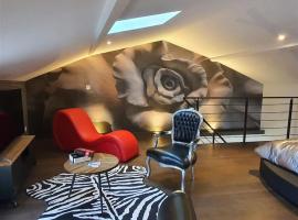 Love room avec spa privatif，Ruelle-sur-Touvre的SPA 飯店