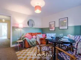Practical 2 Bedroom House Perfect for Contractors in Grimsby by PureStay - 7 night min!