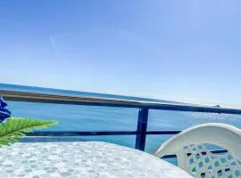 Vista al mar, wifi, terraza y piscina.