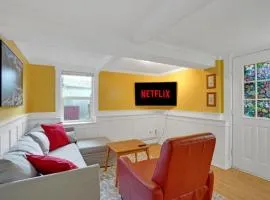 Artsy Private Guest Suite with Outdoor Saloon