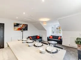 Large, Spacious 3BR 1 Bathroom 2nd Floor Apartment In Town Centre