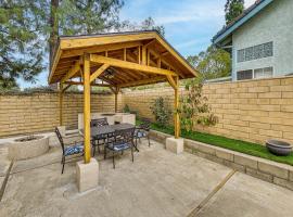 Covered Patio with Grill Home in Rancho Cucamonga!, hotel v destinaci Rancho Cucamonga