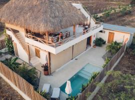 Casa Nuez- Villa with AC, Pool and Magical Sunset Views, hotel en Malucano