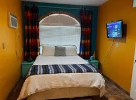 Crash & Go - Hotel Style Room