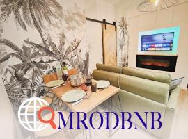 MRODBNB - Appart Neuf - Aperçu Mer - 25m Plage & Resto - Ciné - Cheminée - Popcorn, cheap hotel in Cancale