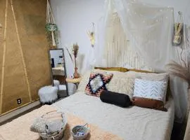 Cozy Boho Room at the Heart of Vancouver! Private Parking, Self Check-in & just 4 mins to Metrotown!