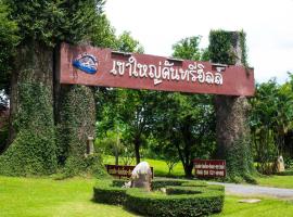 Khao Yai Country Hill Resort, hotel in Ban Na Sok