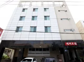 Happy Hotel