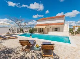 Awesome Home In Polaca With Kitchen