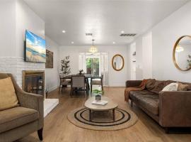 1970s Style Cozy Home with Fireplace Yard and Hot Tub, hotel en Inglewood