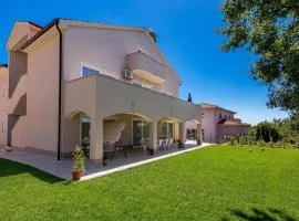 2 Bedroom Lovely Apartment In Viskovo